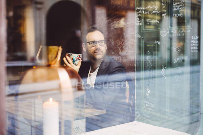 Homme relaxant dans un café — Photo de stock