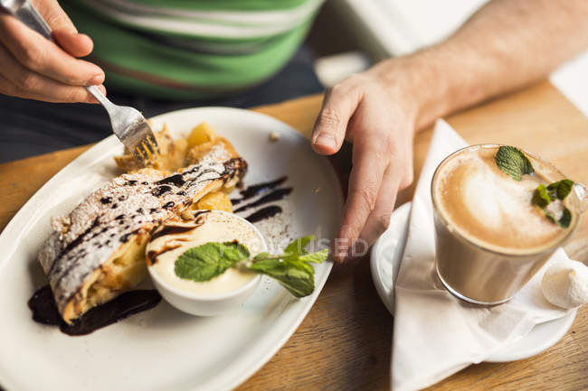 Мужчина ест десерт — стоковое фото