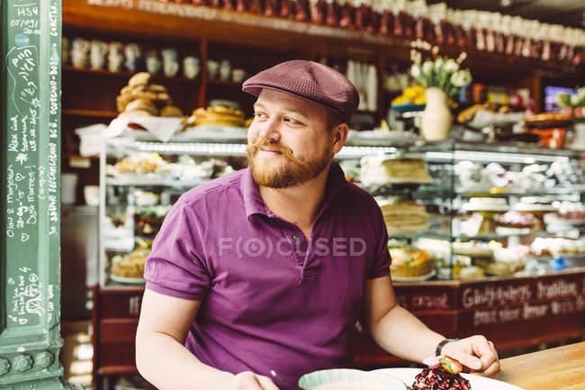 Mann beim Dessert im Café — Stockfoto