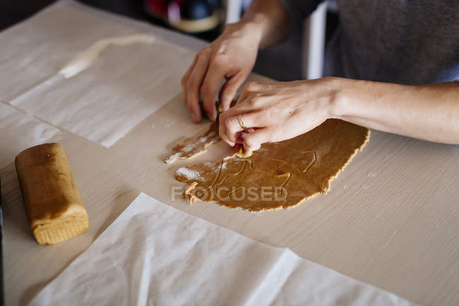 Mujer preparando comida en la mesa - foto de stock