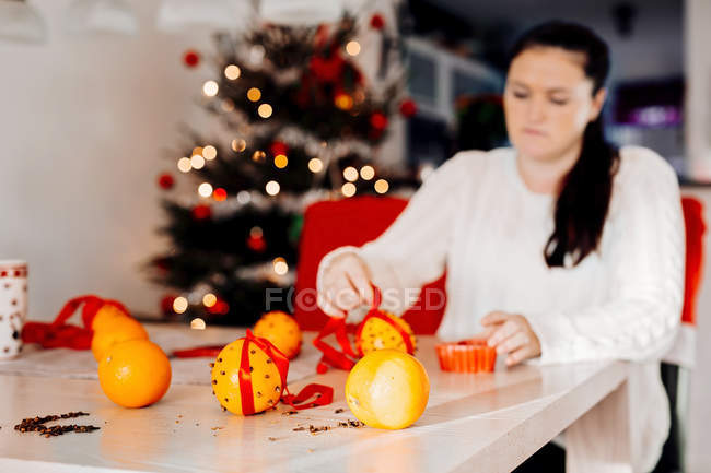 Mulher preparando decorações de Natal — Fotografia de Stock