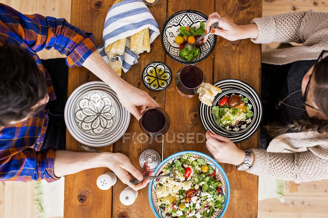 Mann und Frau beim Essen — Stockfoto
