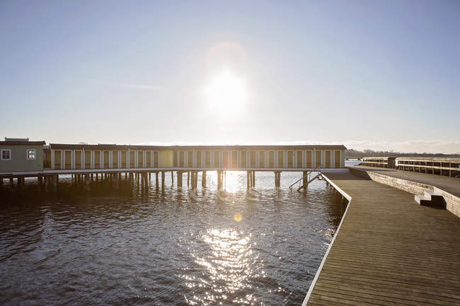 Seebrücke über dem Meer an sonnigen Tagen — Stockfoto