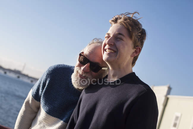 Pai colocando cabeça no ombro filho — Fotografia de Stock