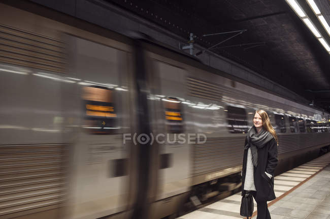 Tren pasando por mujer - foto de stock