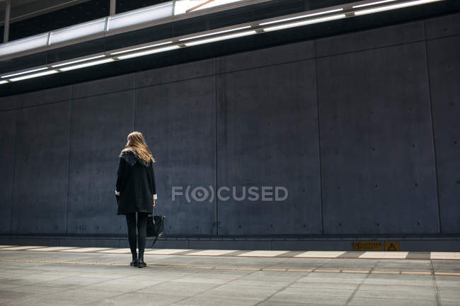 Femme debout sur la station de métro — Photo de stock