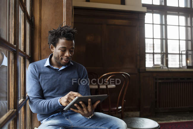 Junger Mann mit Tablet — Stockfoto