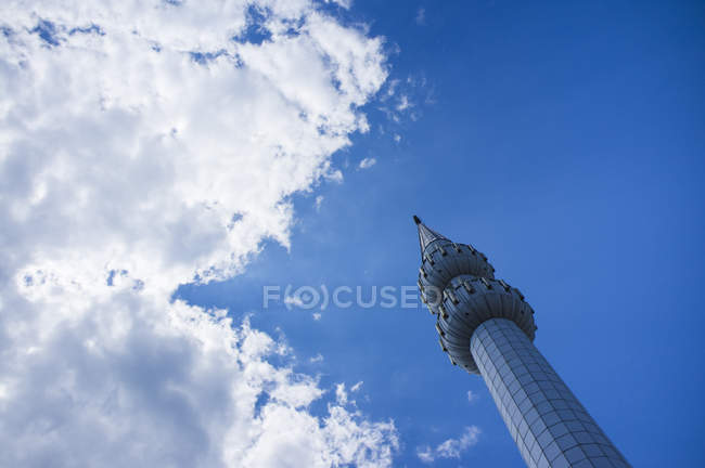 Вежа на фоні хмарного неба — стокове фото