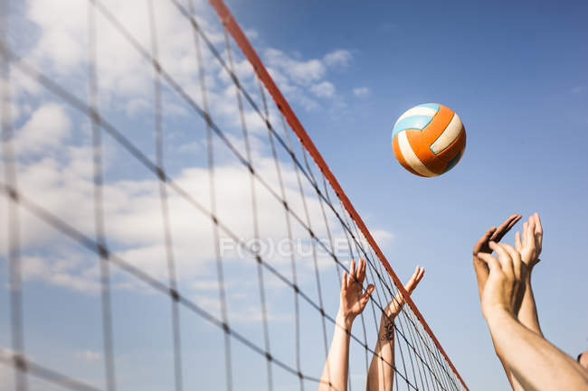 Люди грають у волейбол на пляжі — стокове фото