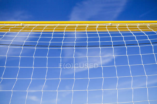 Волейбольная сетка против голубого неба — стоковое фото