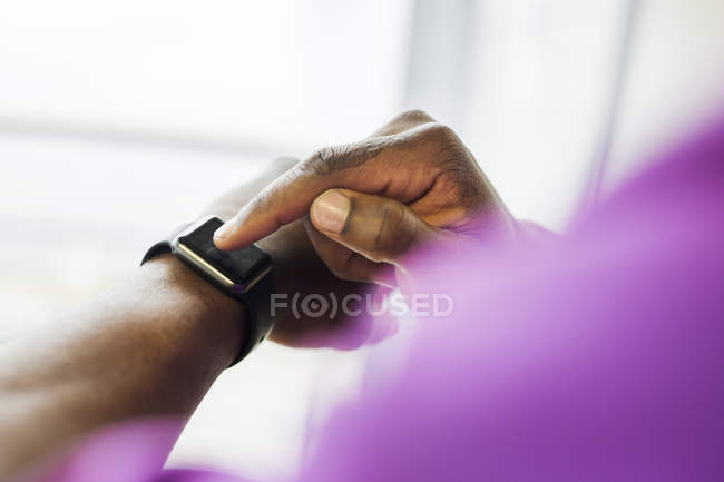 Uomo d'affari utilizzando orologio intelligente in ufficio — Foto stock