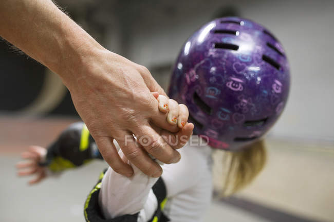 Pai segurando filha usando capacete — Fotografia de Stock
