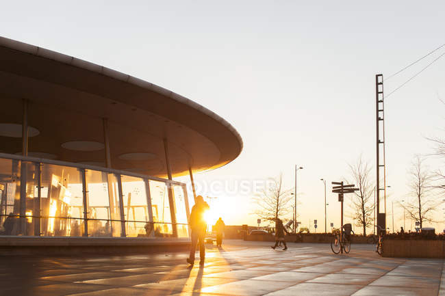 Pessoa silhueta durante o pôr do sol — Fotografia de Stock