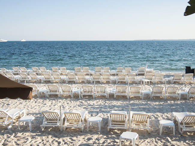 Стільці на пляжі проти неба — стокове фото