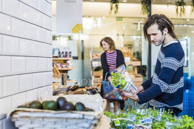 Homem e mulher compras no supermercado — Fotografia de Stock