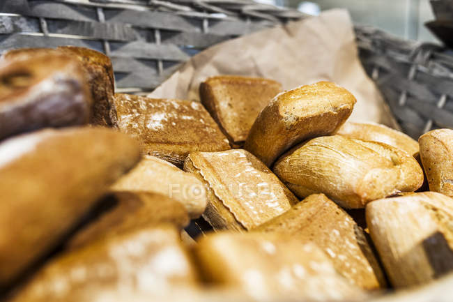 Panes en canasta en el supermercado - foto de stock