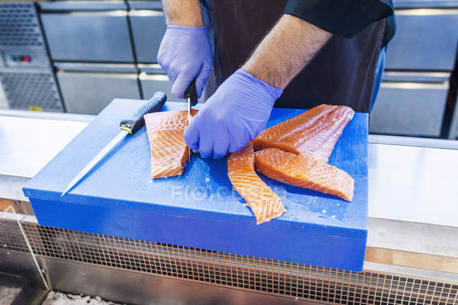 Vendeur coupe saumon — Photo de stock
