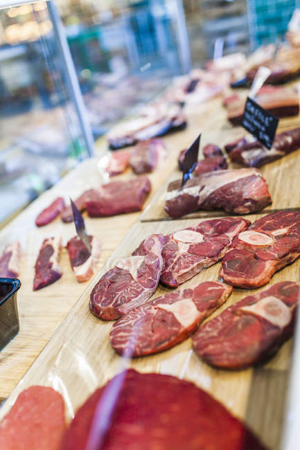 Мясо на продажу в супермаркете — стоковое фото