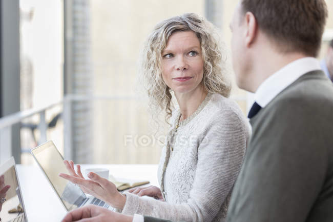 Businesswoman and businessman working together — Stock Photo