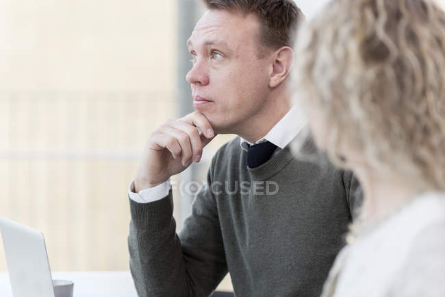 Uomo d'affari premuroso seduto con collega donna — Foto stock
