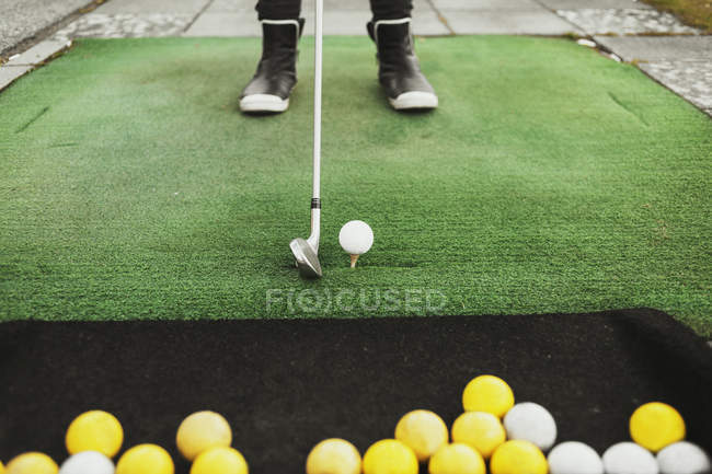 Mulher apontando bola de golfe — Fotografia de Stock
