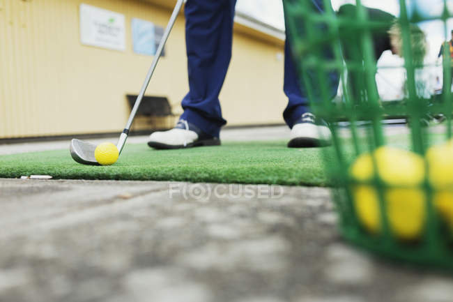 Homem jogando golfe na faixa de condução — Fotografia de Stock
