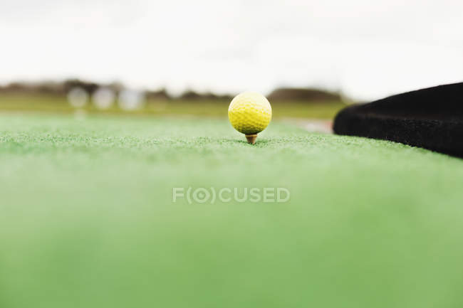 Golf ball on tee — Stock Photo
