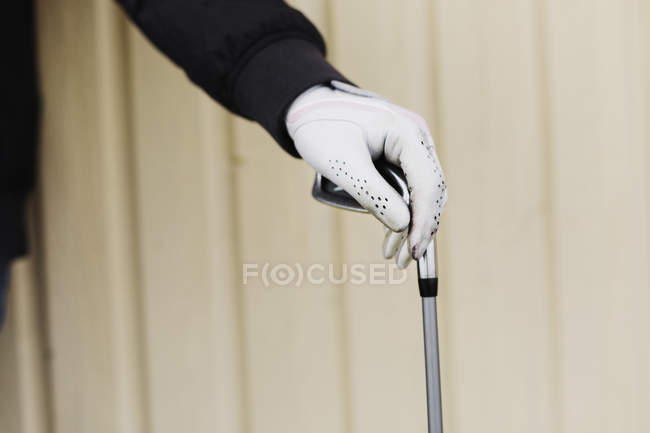 Womans hand holding golf club — Stock Photo