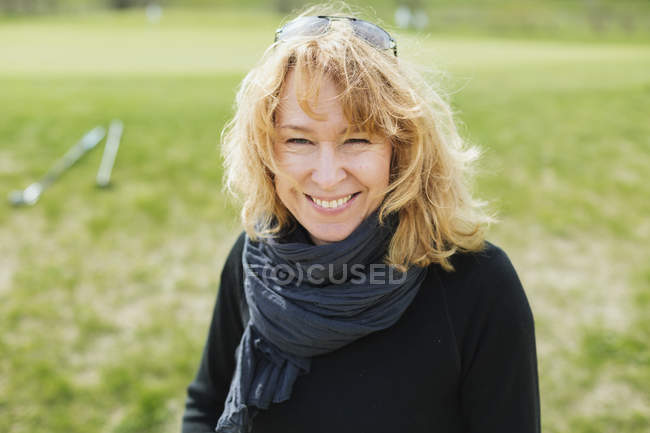 Mujer en el campo de golf - foto de stock
