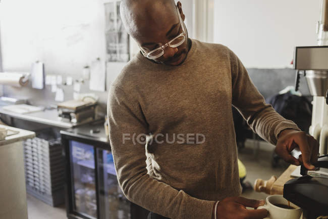Young man making coffee — Stock Photo