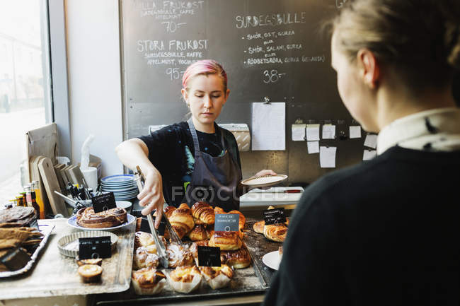 Owner serving sweet food — Stock Photo
