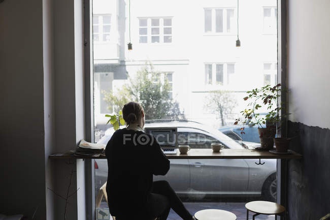 Businesswoman working in coffee shop — Stock Photo