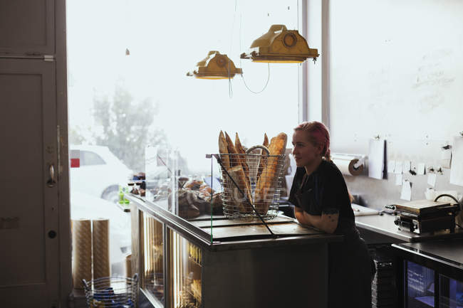 Владелец, стоящий за столом в кафе — стоковое фото