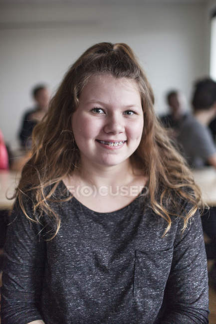 Porträt einer Schülerin im Klassenzimmer — Stockfoto