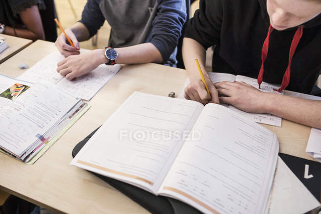 Écoliers écrivant en classe — Photo de stock