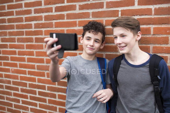 Los colegiales tomando selfie con teléfono móvil - foto de stock