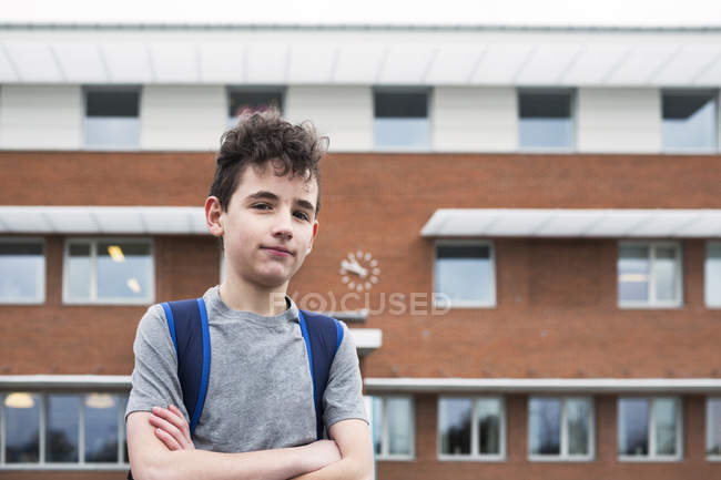 Retrato do menino em frente ao prédio da escola — Fotografia de Stock