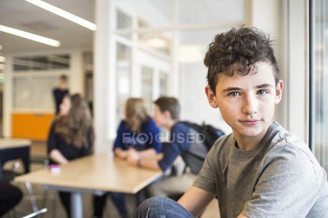 Портрет школьника, смотрящего в камеру — стоковое фото