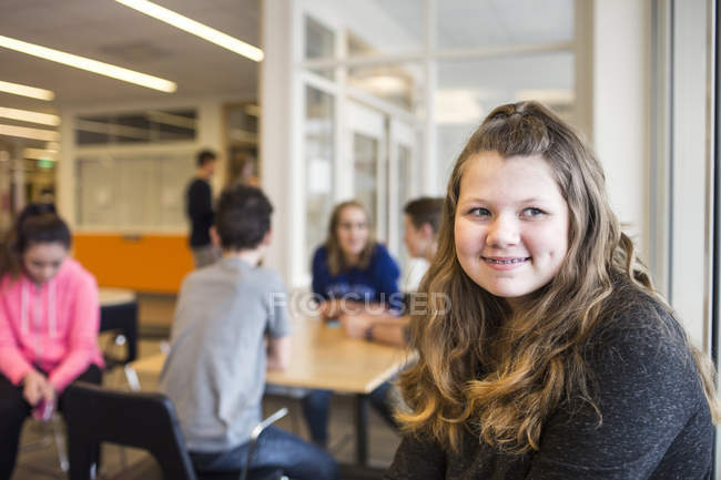 Porträt einer Schülerin im Flur — Stockfoto