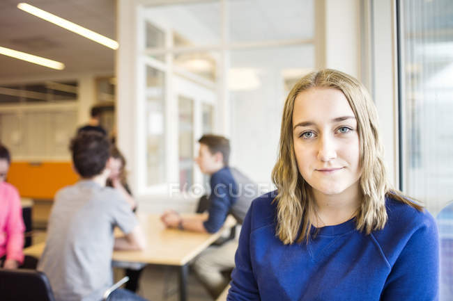 Retrato de estudante olhando para a câmera — Fotografia de Stock