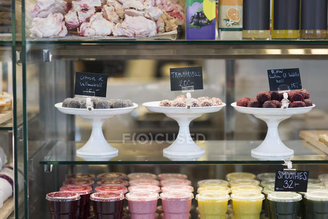 Sweets and smoothies on display — Stock Photo