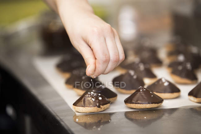 Confiseur préparant les biscuits — Photo de stock