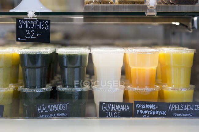 Smoothies and juices on display — Stock Photo