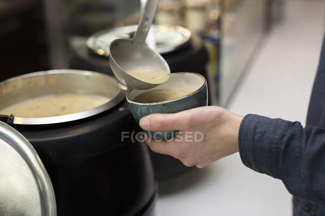 Chef gießt Suppe — Stockfoto