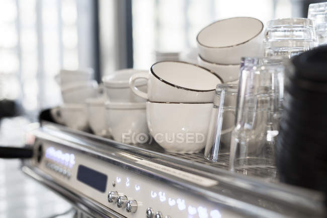 Tasses sur cafetière — Photo de stock