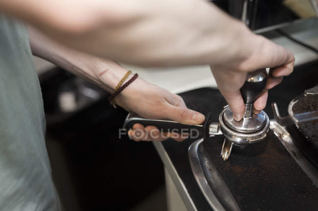 Бариста готовит кофе — стоковое фото