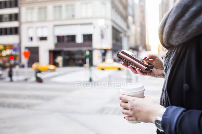 Mujer usando el teléfono - foto de stock
