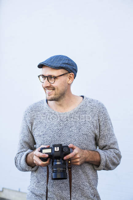 Uomo con fotocamera digitale — Foto stock