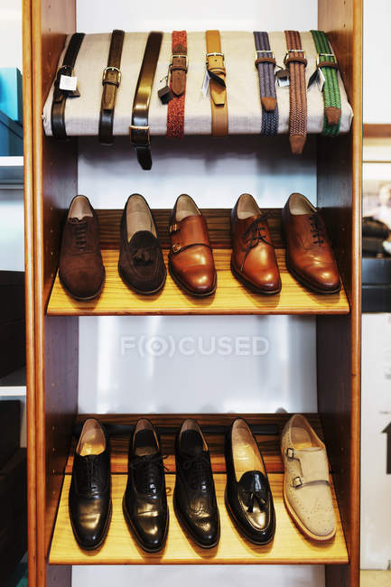 Zapatos y cinturones de cuero - foto de stock
