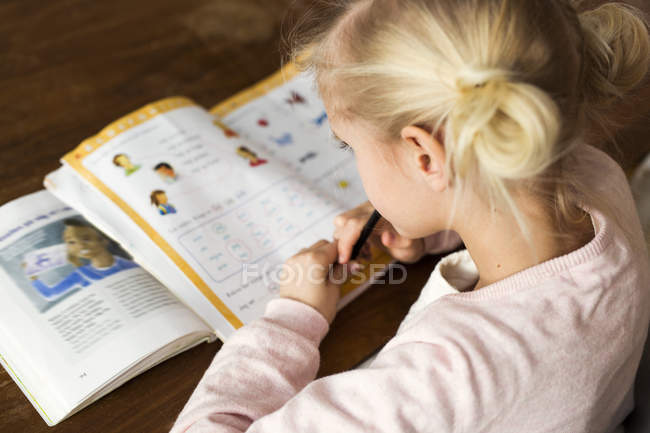 Fille faire des devoirs — Photo de stock
